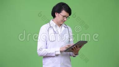 一位留着短发的漂亮女医生使用数码平板电脑